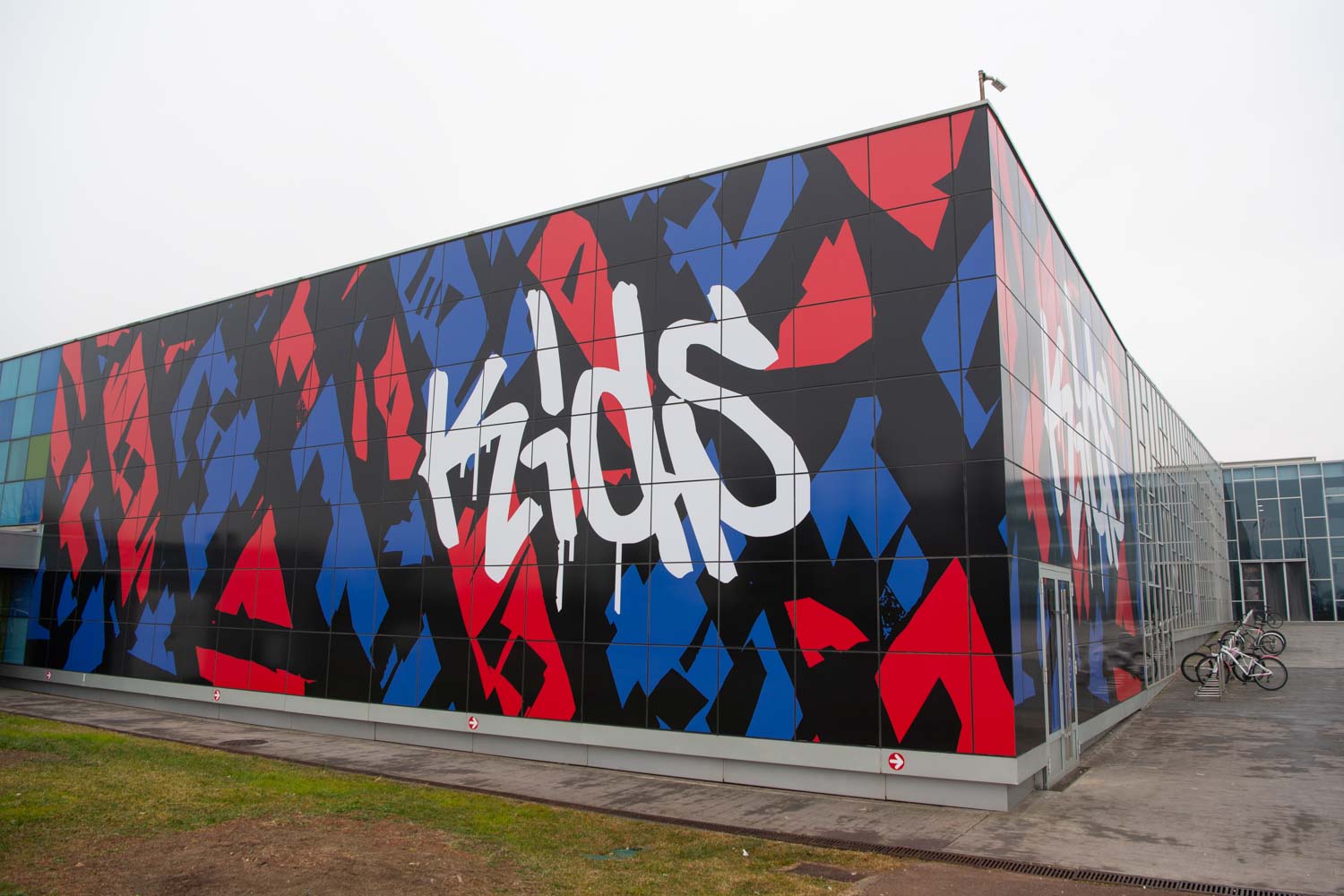 lateral-exterior-centro-ocio-infantil-bakh-kids-vitoria